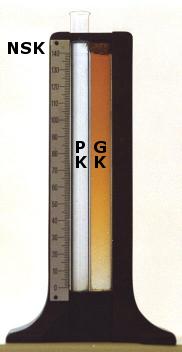 Kolorimeter, offen. In die Probenkvette (PK) wird die Probe eingefllt. In dem nach unten dnner werdenden Glaskeil (GK) ist eine farbige Referenzlsung.
